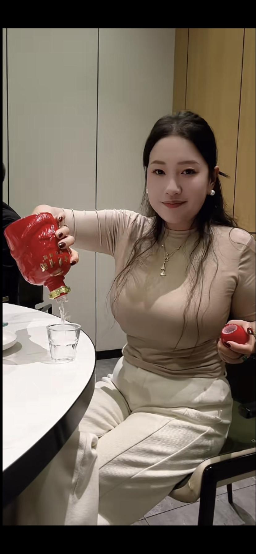 优雅地倒酒，享受美好时光！