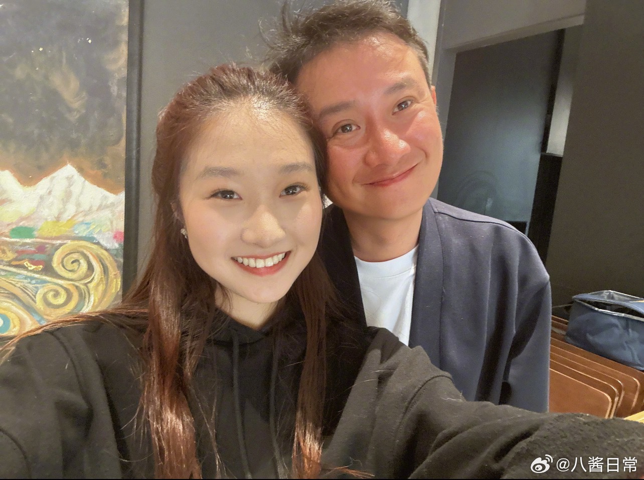 文章马伊琍女儿晒跟文章合照 
