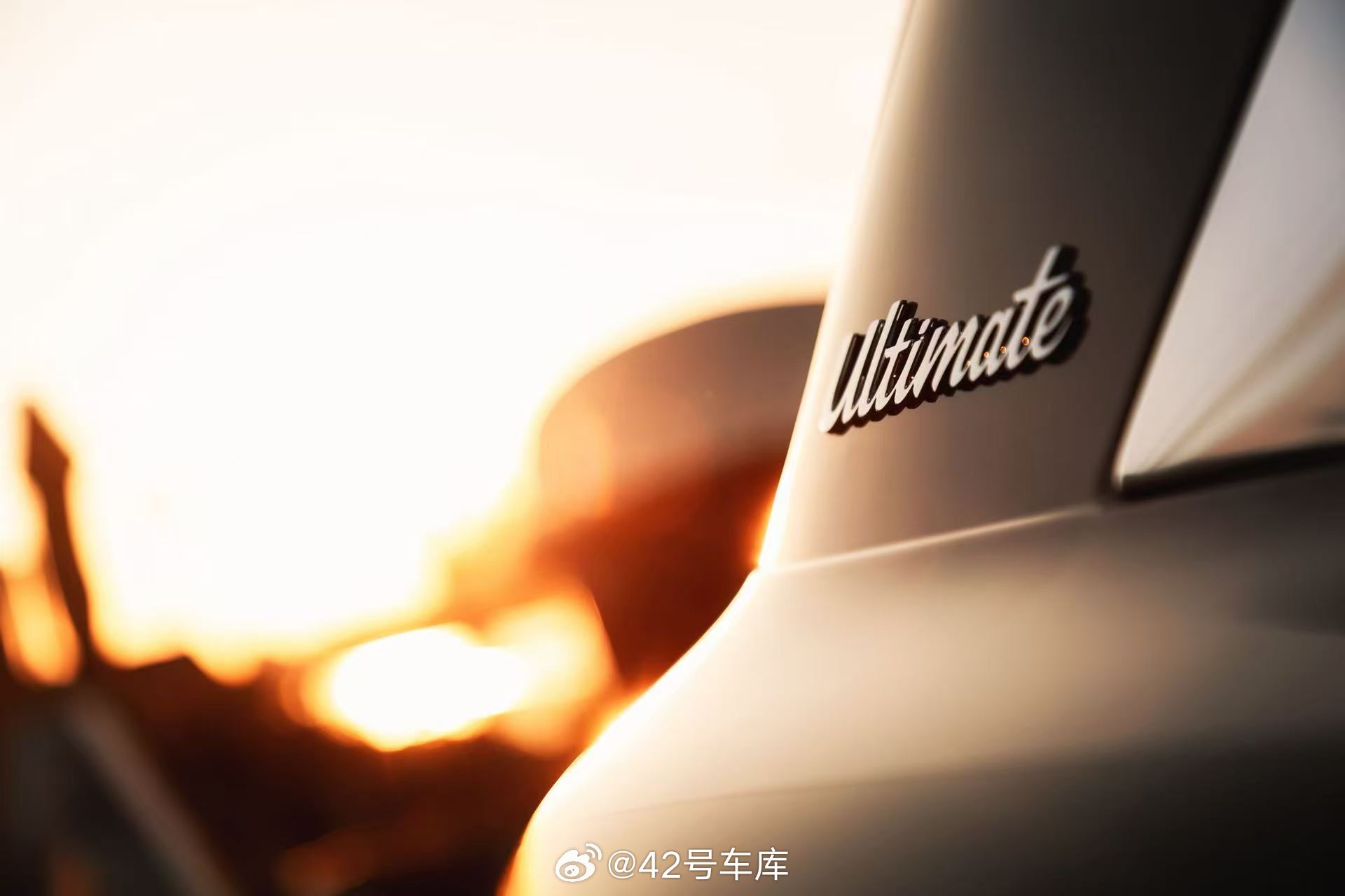 来看看问界 M9 Ultimate 领世加长版的更多外观内饰设计细节。比如专属 