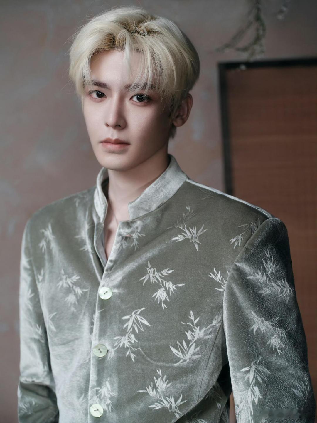 侯明昊新中式 侯明昊的时尚造型让人惊艳，从古装剧中的沉稳大佬到现代新中式的“蛊”