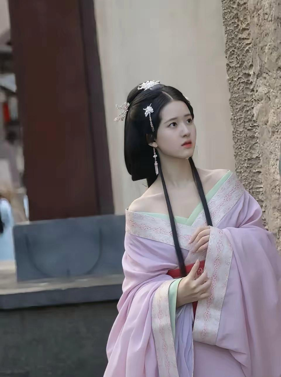 哇塞！这竟然是赵露思，这也太美了吧！赵露思是要演新古装电视剧了吗？这个造型之前真