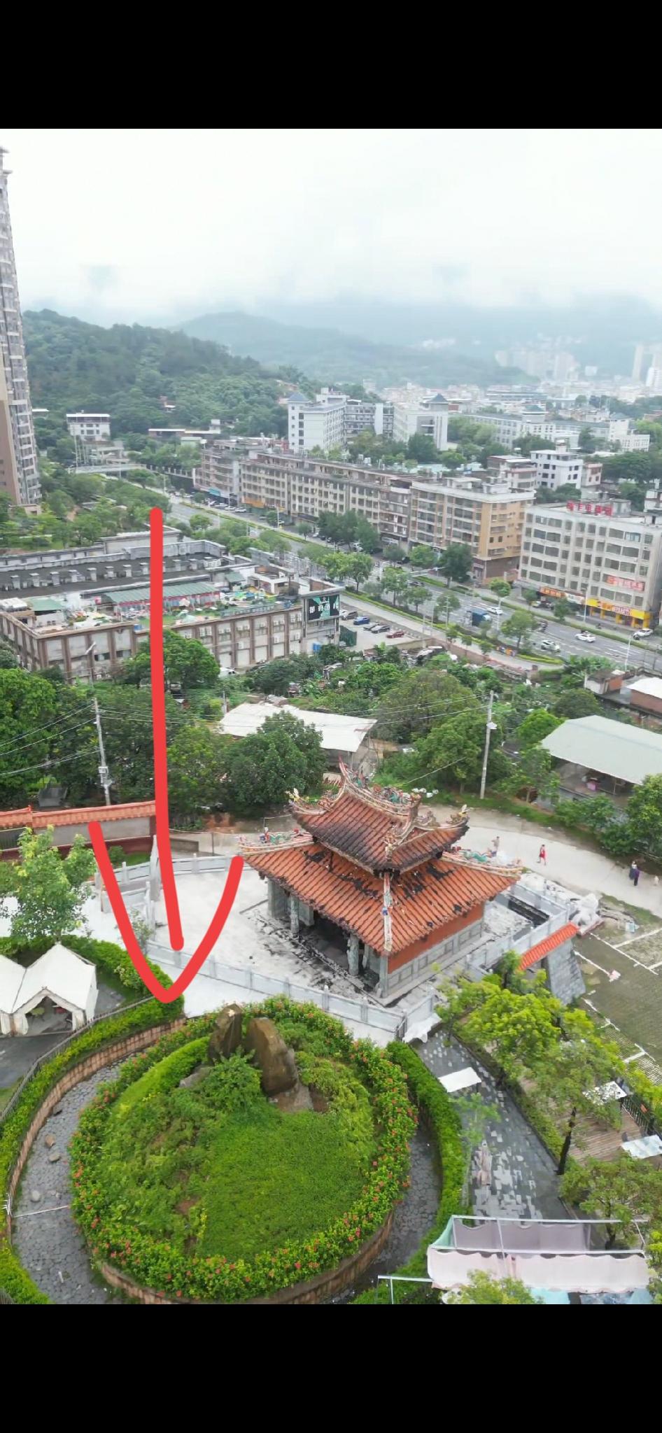 泉州被紫色天雷劈的庙，前有高楼后有高压电线，按照正常逻辑看怎么都劈不到它，庙里四