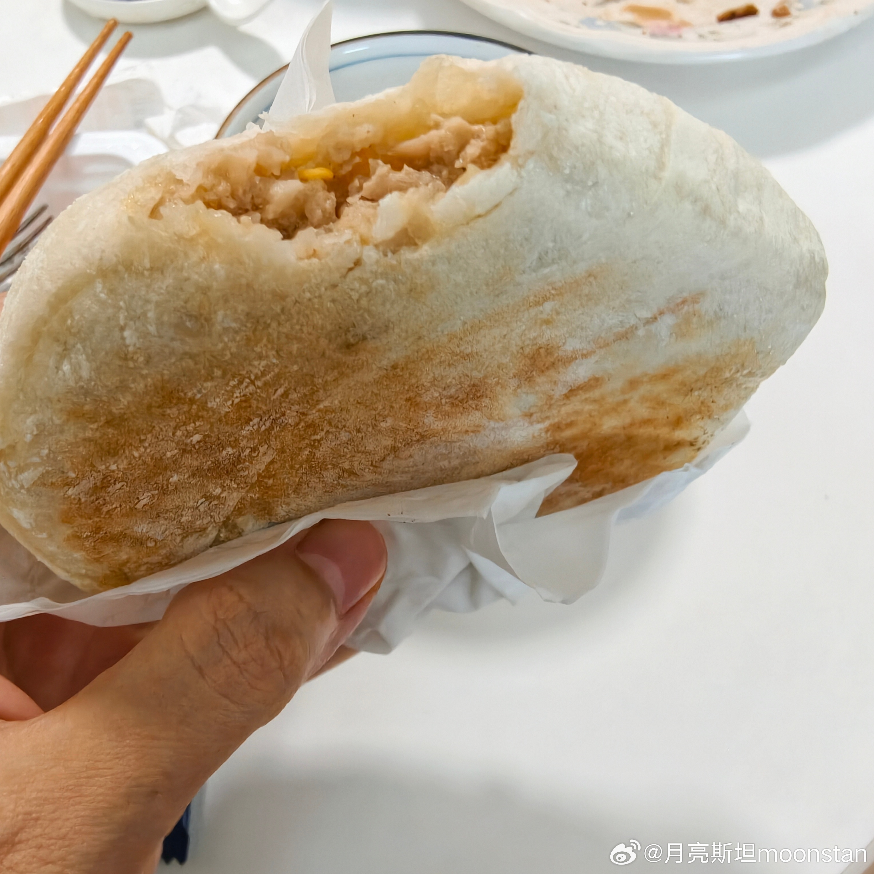 自己做的肉饼就是…咬第一口就能吃到馅！以及开渔季的梭子蟹，随便姜葱炒一炒，那叫一