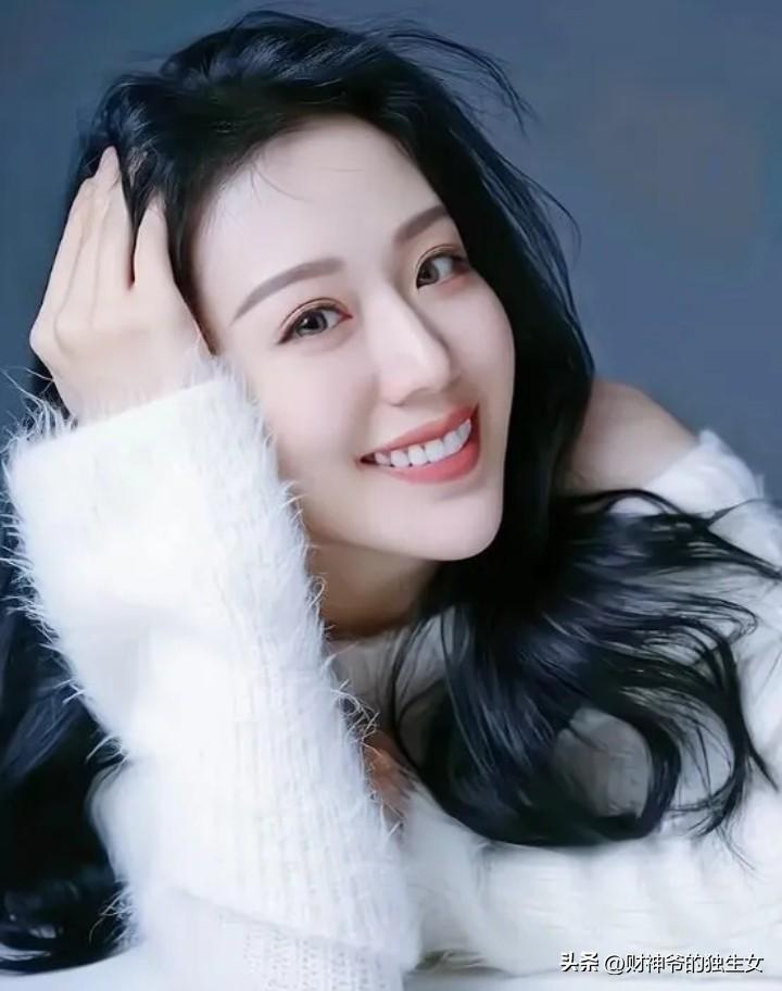 记得小时候妈妈给我冲了一杯咖啡，她说：尝尝吧，外国人都喝这个，幼小的我总害怕咖啡