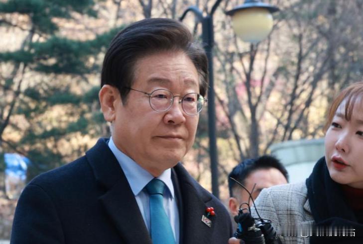 韩国政坛这回是真的要变天了！谁能想到，刚刚坐稳总统宝座的李在明，竟然在自己家里被