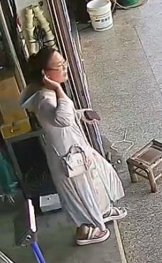 如果不是有监控，简直不敢相信女子店里偷东西如此淡定、从容。江西一白衣妙龄女子商店