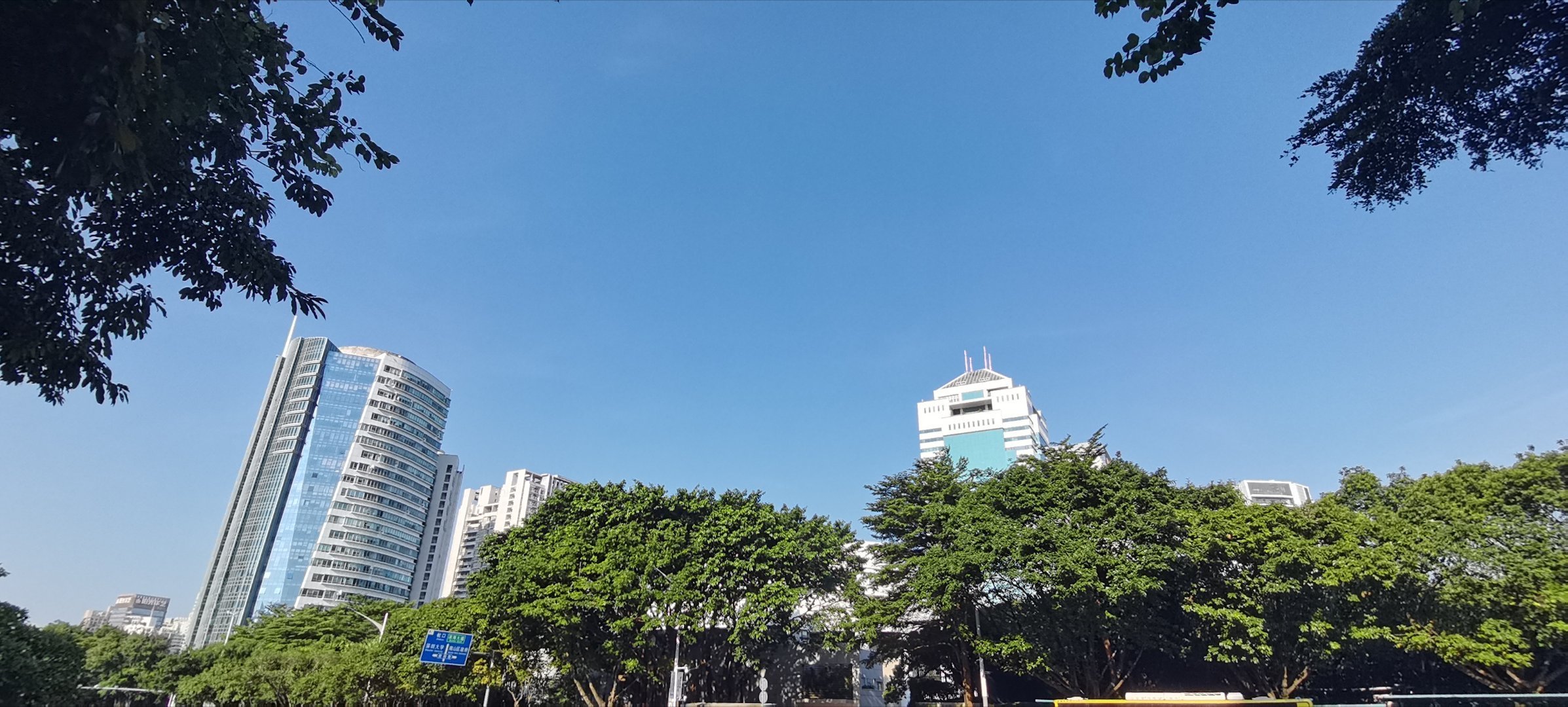 今日天空万里无云、整片澄澈蔚蓝。视觉上极度舒适，但气温直接拉满。燥热感无处不在，