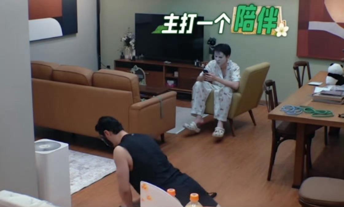 黄晓明：咱俩面膜一白一黑。
王俊凯：刚好对上咱俩的分工。
黄晓明：我不忍心凶大家