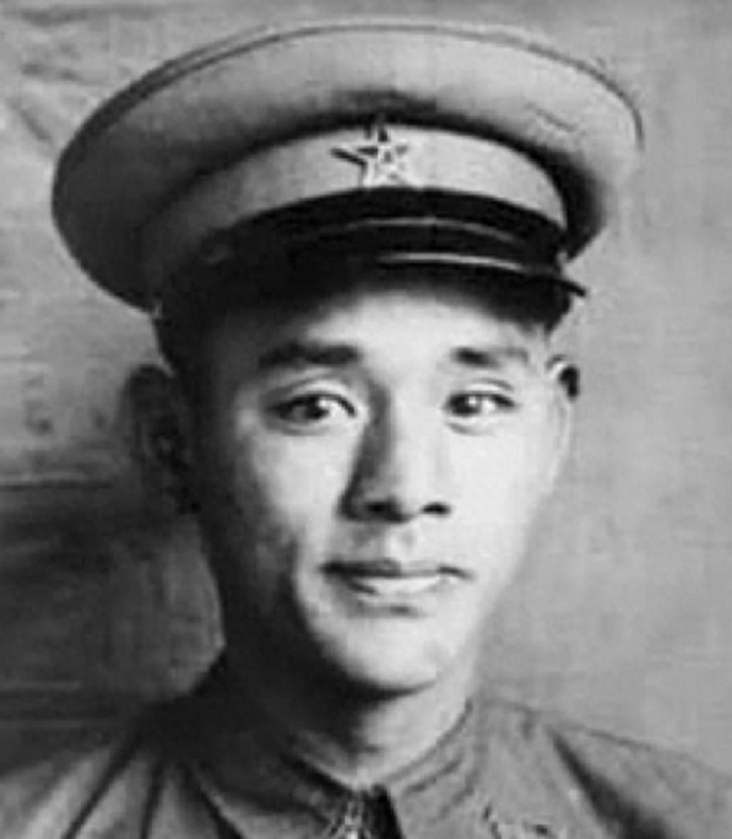 1946年，一位解放军神枪手因敌军诱导离开战壕，瞬间成为十余名射手的共同瞄准目标