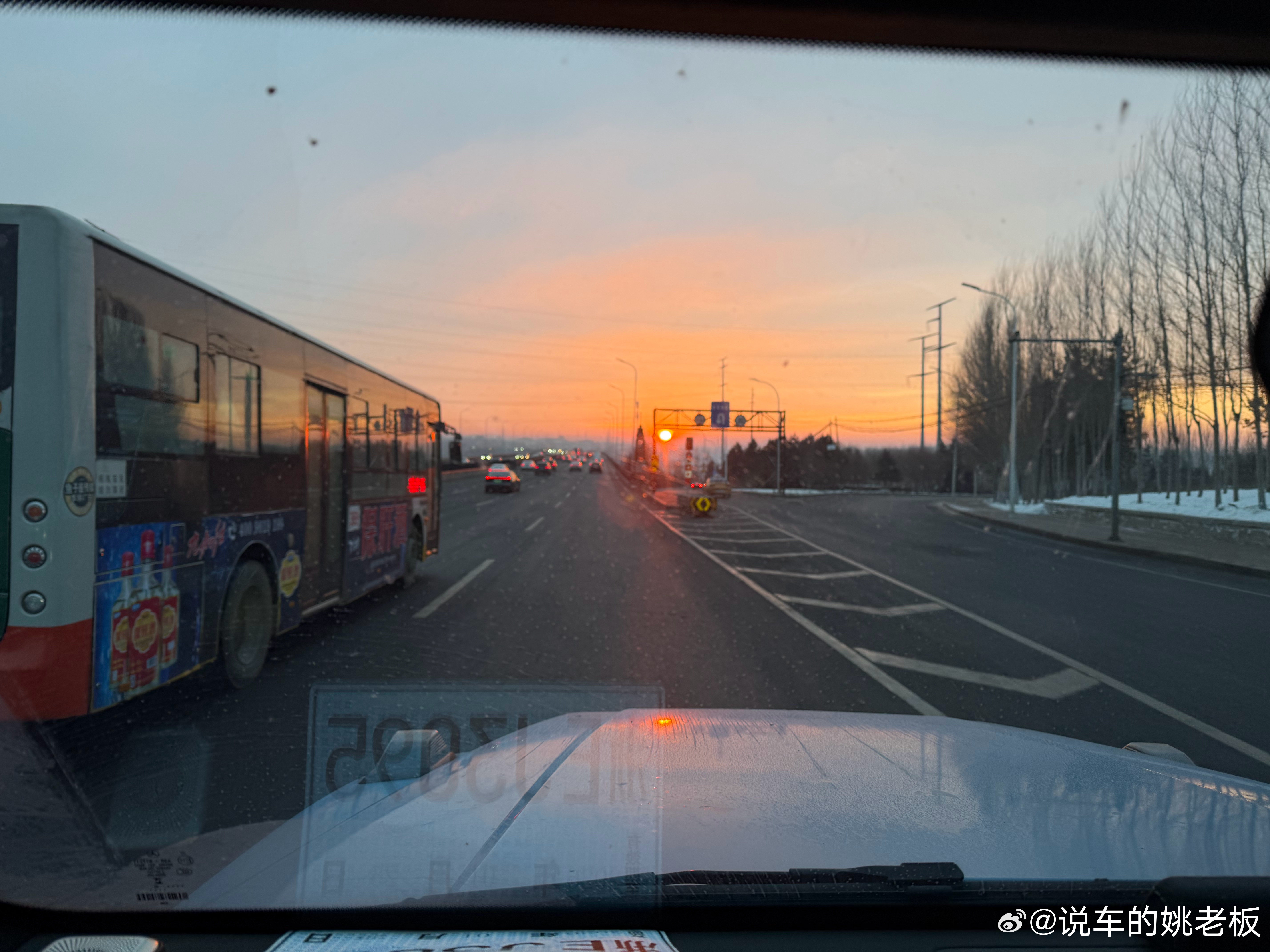 哈尔滨的早霞配上冰雕的早高峰跟姚老板混一天吃9顿 哈尔滨·群力