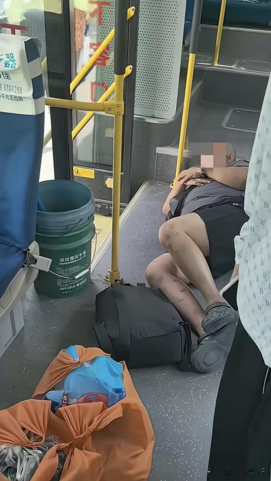 这种老人真不要脸，一上车就要别人给他让座，结果别人见他身体不错，说自己刚下班也累