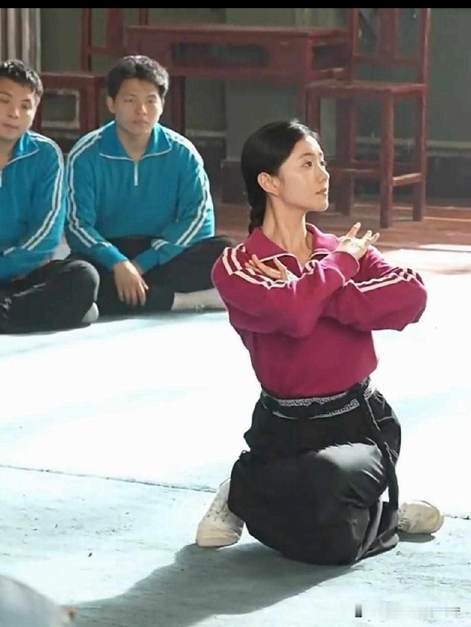 在电视剧《主角》里，刘浩存饰演的秦忆娥有一个慢卧鱼动作。剧中该动作没有使用替身，