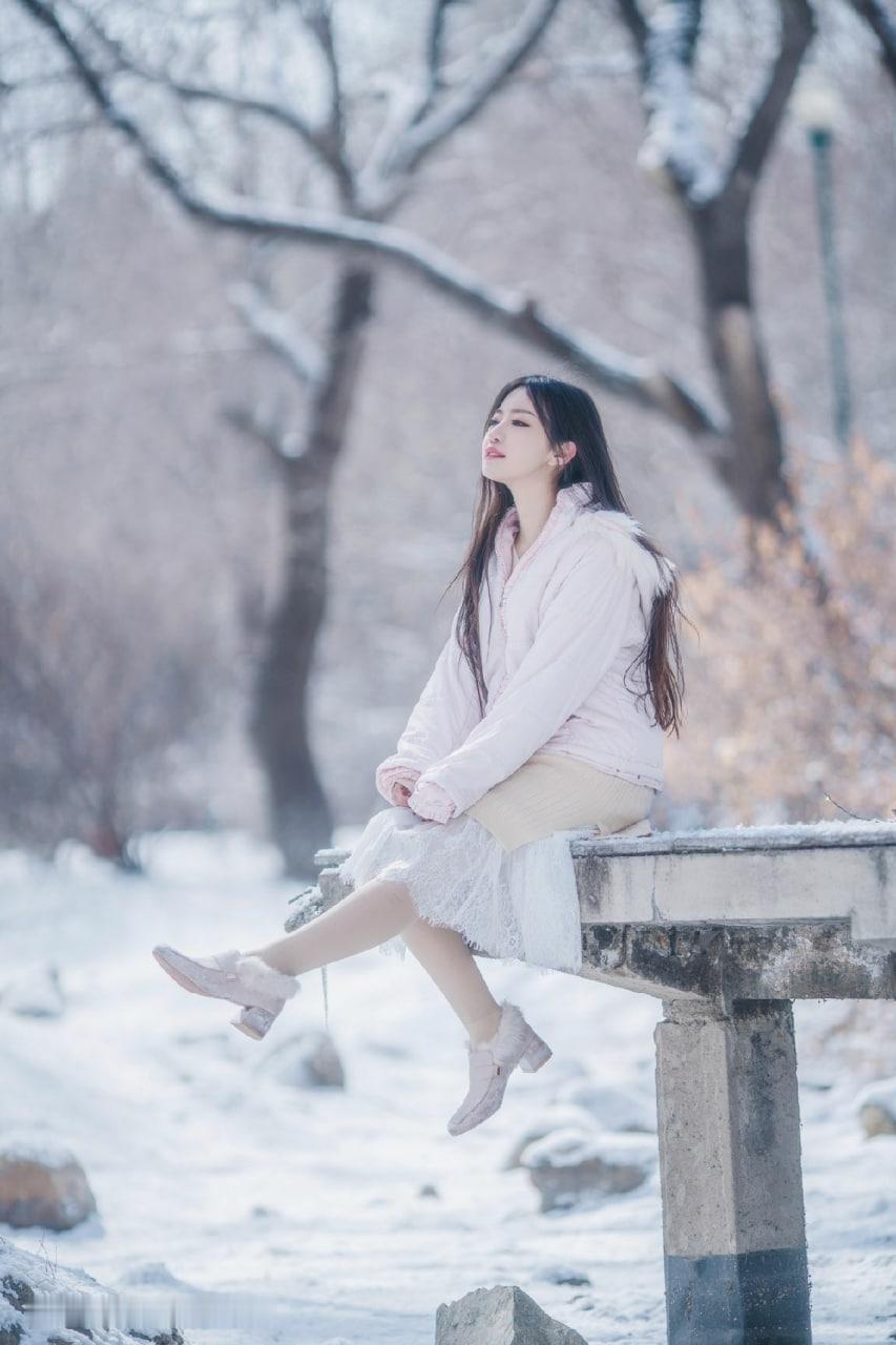 雪是冬日写给人间的诗，裹着暖意站在诗里，听雪落的轻响，看阳光在雪面跳荡，连呼吸都