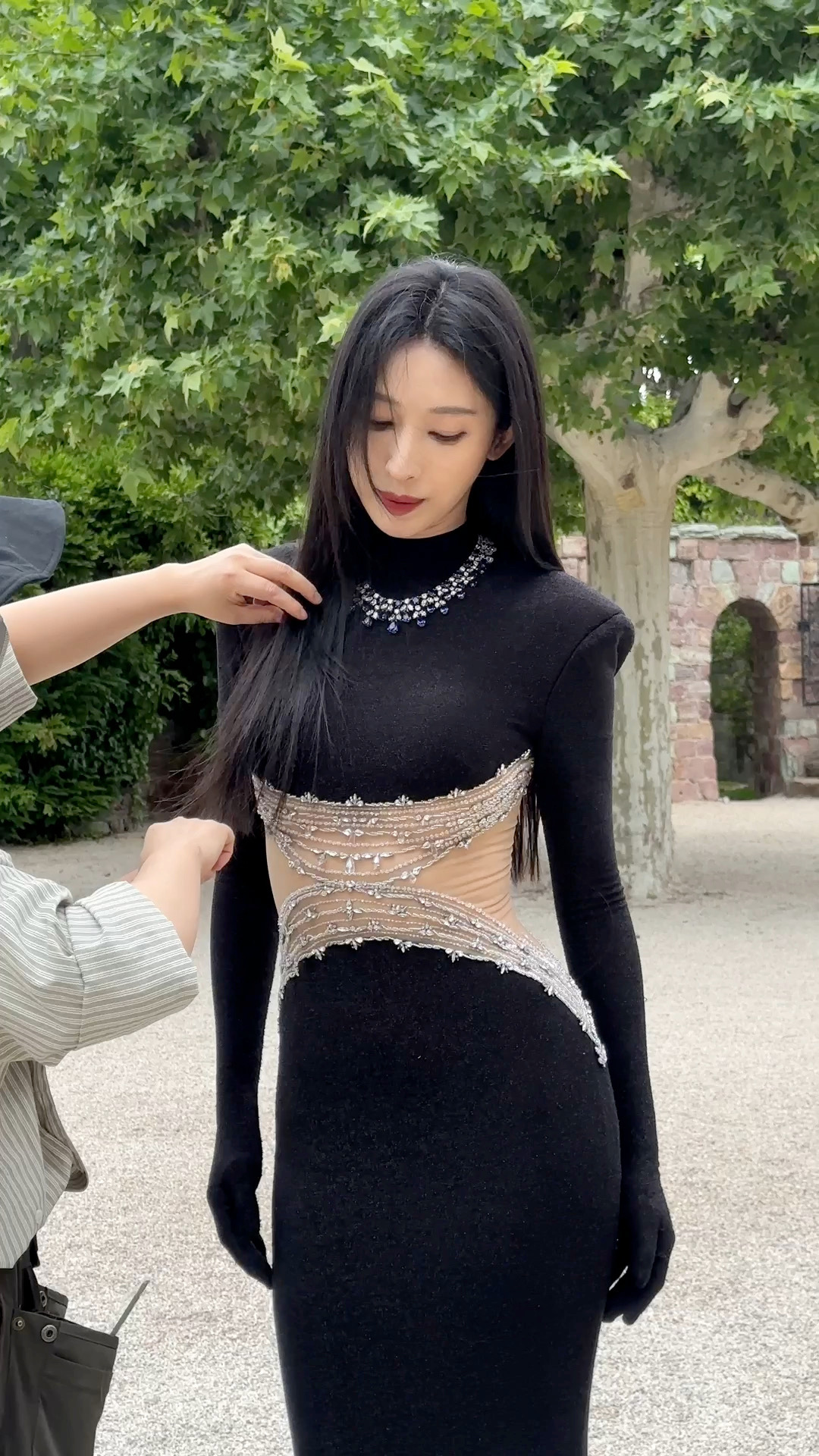 #张俪黑色紧身裙#  黑色紧身裙下的张俪，身材简直逆天了。 ​​​