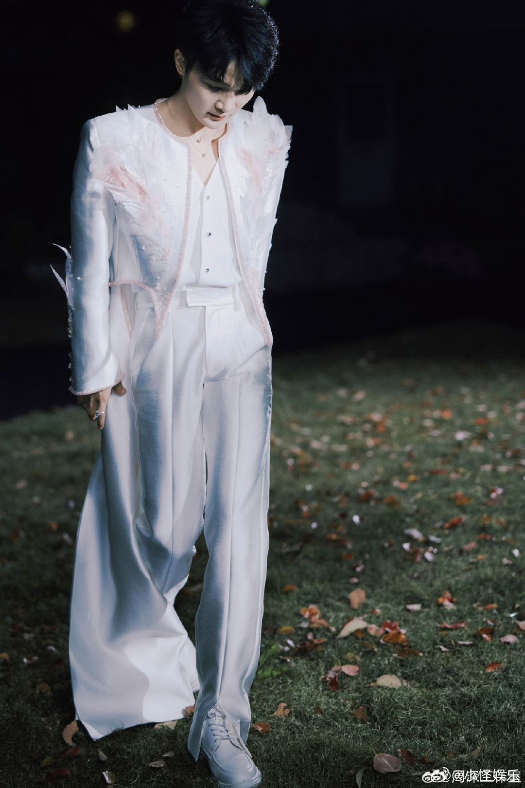 周深差点拿错奖杯左看看右看看，奖杯到底在哪，周深呆萌模样太戳人 