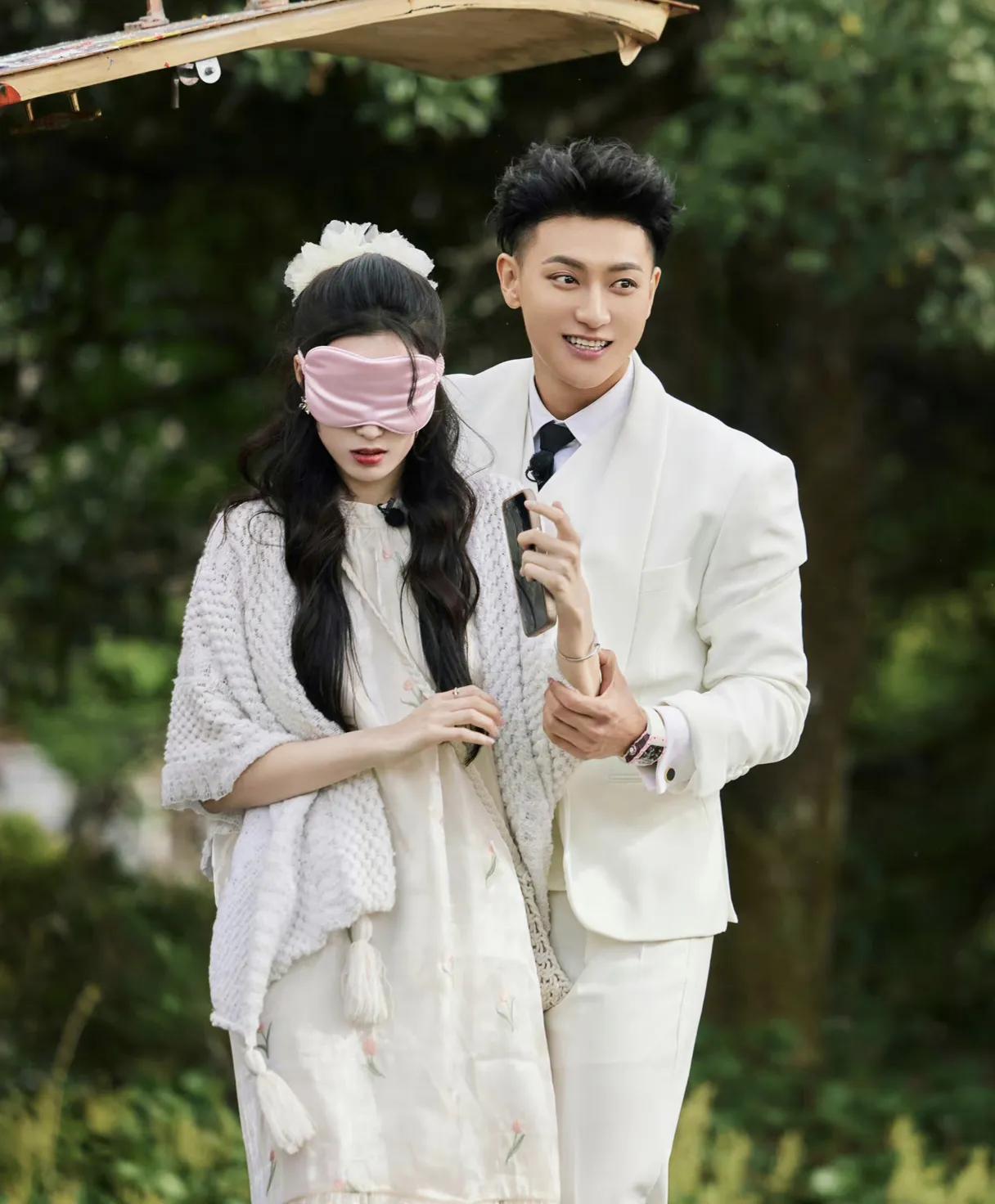 黄子韬求婚徐艺洋，《跟我走吧》这档综艺的看点就是黄子韬求婚，一个所有人都知道的秘