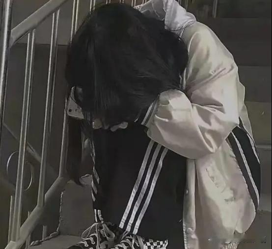 我高中同学，抓住了第三者，不吵不闹。而去女方小区，跟小区那帮老太太当八卦说，还发