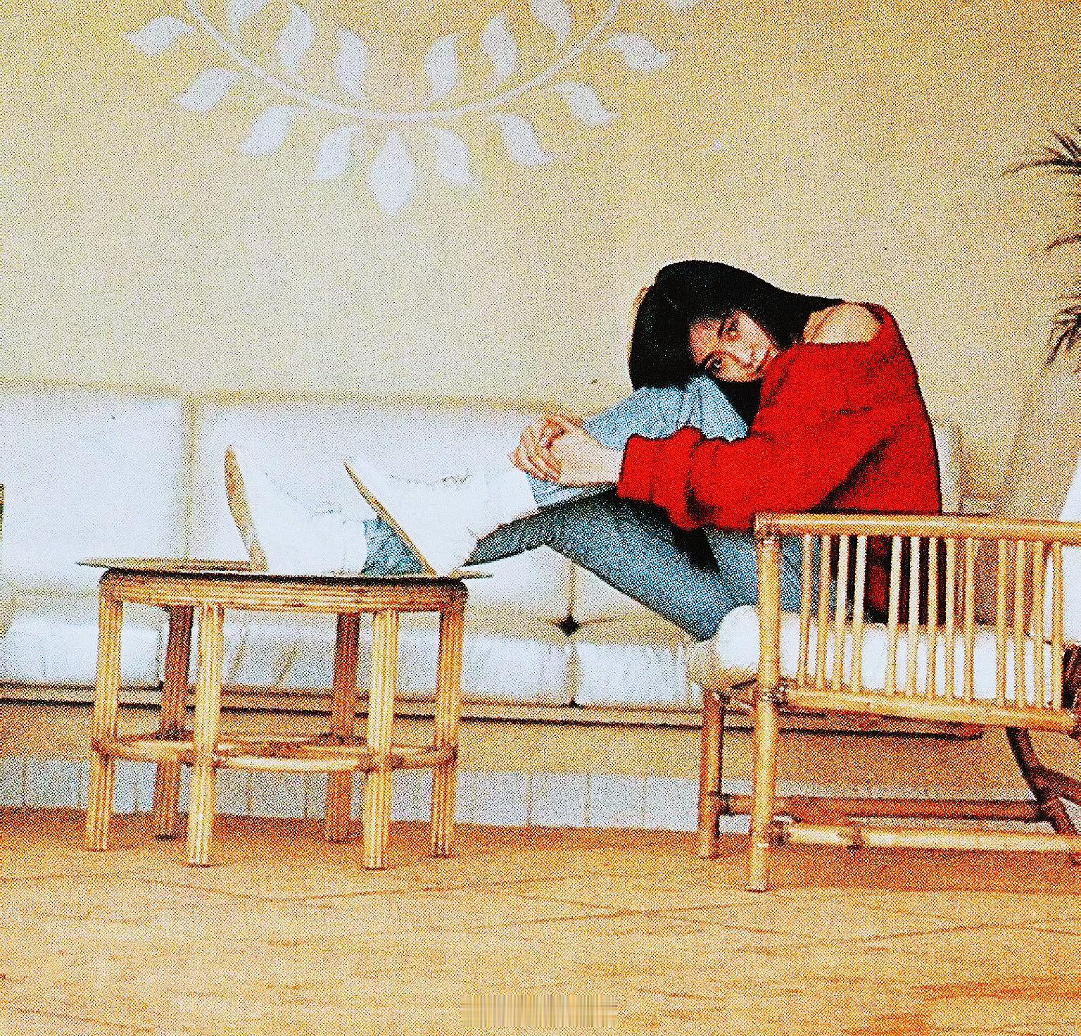 王祖贤独家扫描 冬日一抹圣诞红🎄——宽松的斜肩毛衣，尽显大长腿的牛仔裤，文艺的