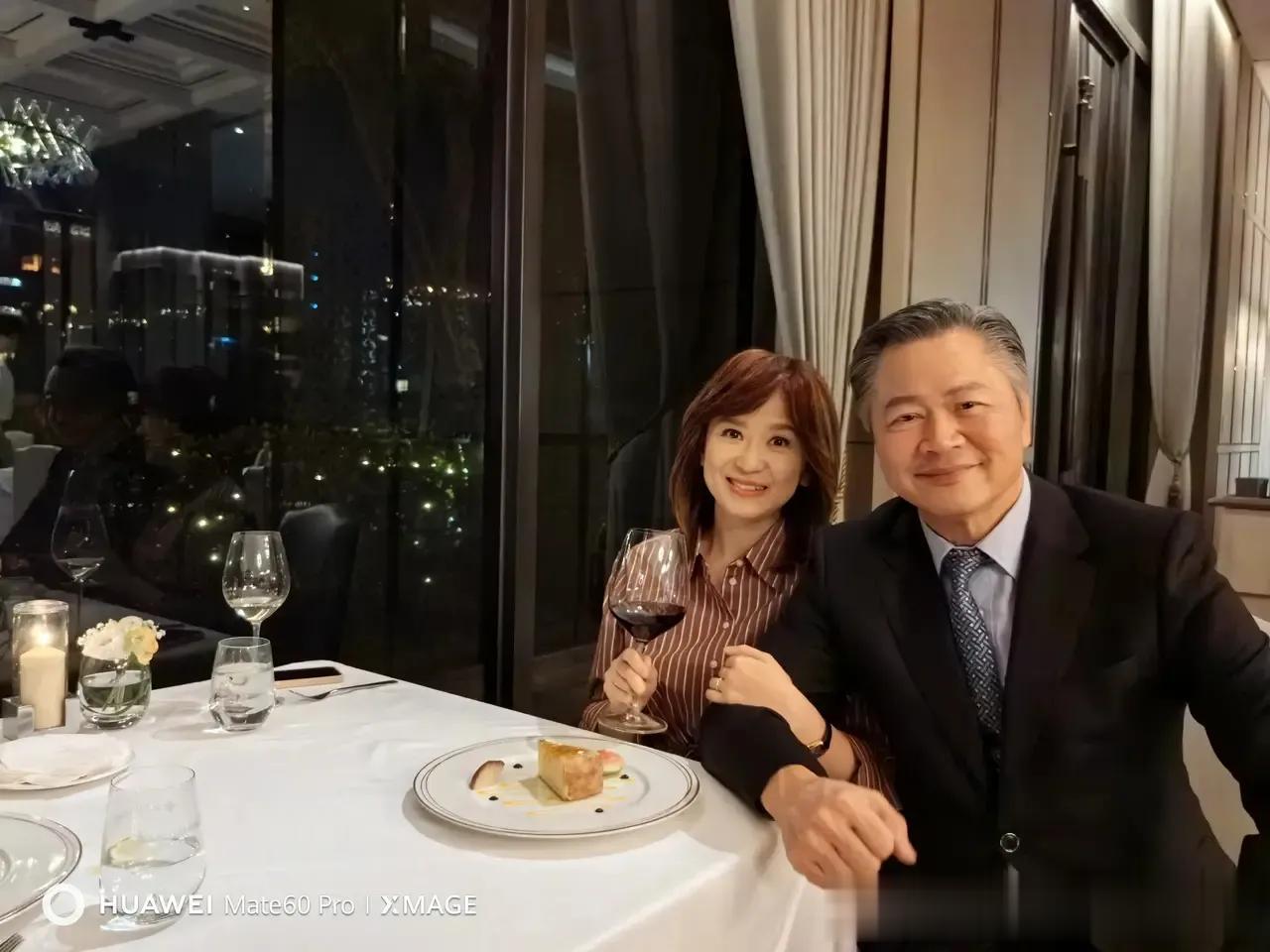 赖岳谦周玉琴，这两个“老北鼻”太浪漫了！

没想到赖岳谦周玉琴结婚已经一年了，这