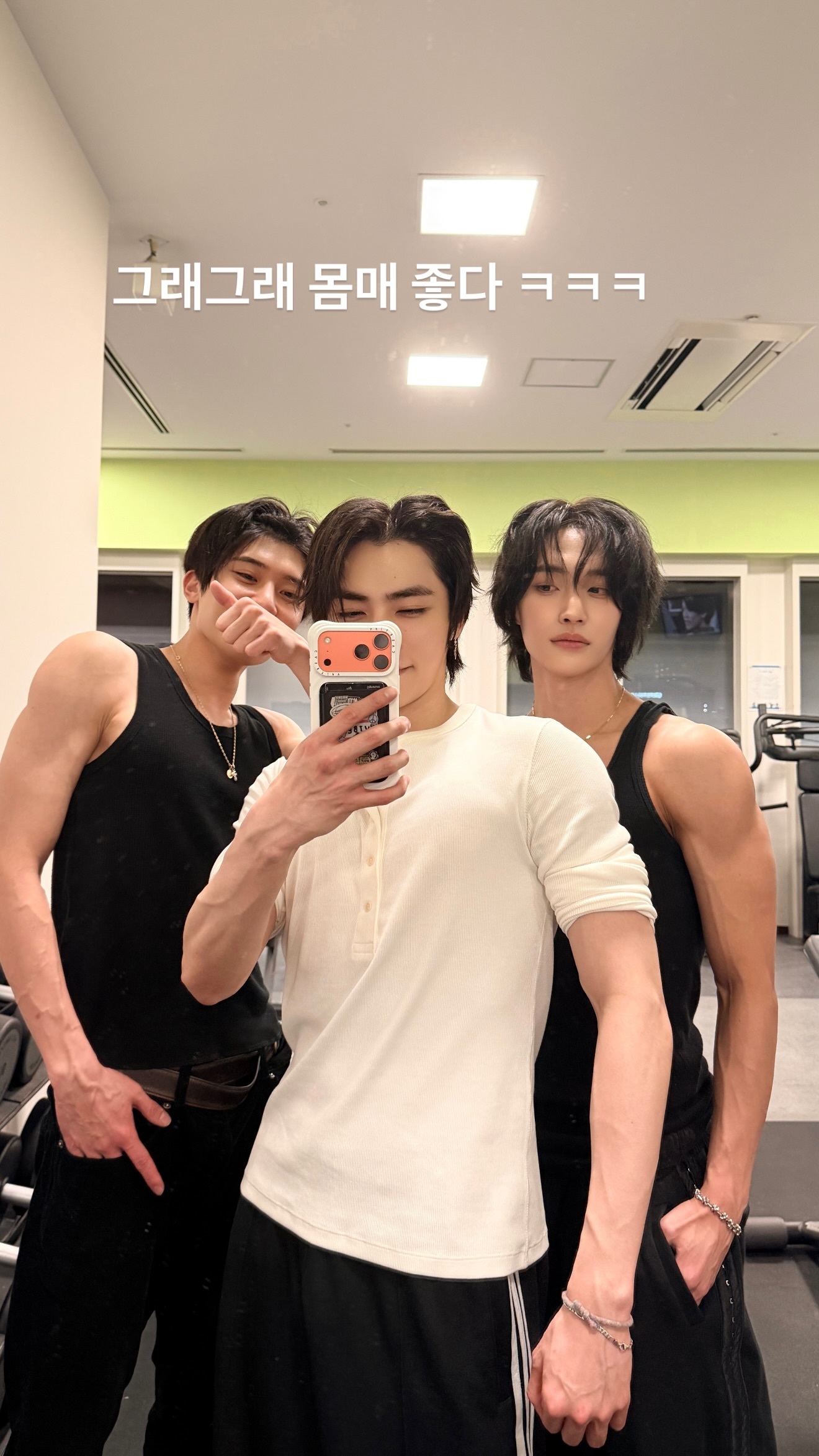 肖俊ins story with 元彬、SION，“不错不错 身材真好hh” 