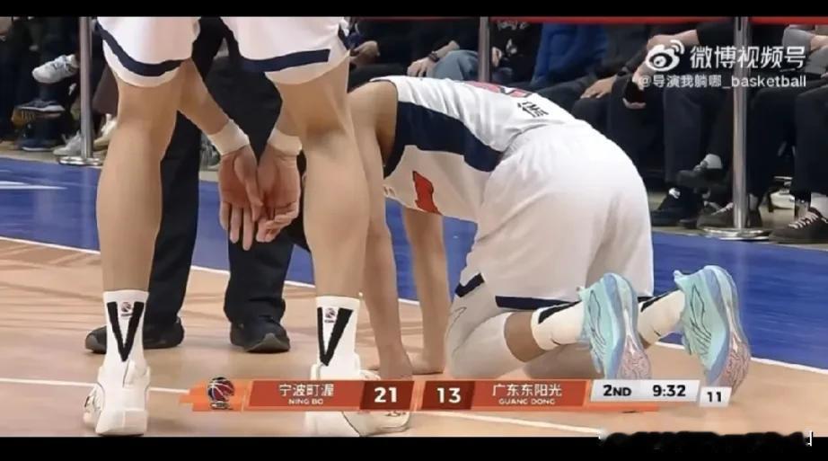 广东队的天塌了，客场不光输给宁波队13分，在第二节刚开始的时候徐杰突然倒地又一次