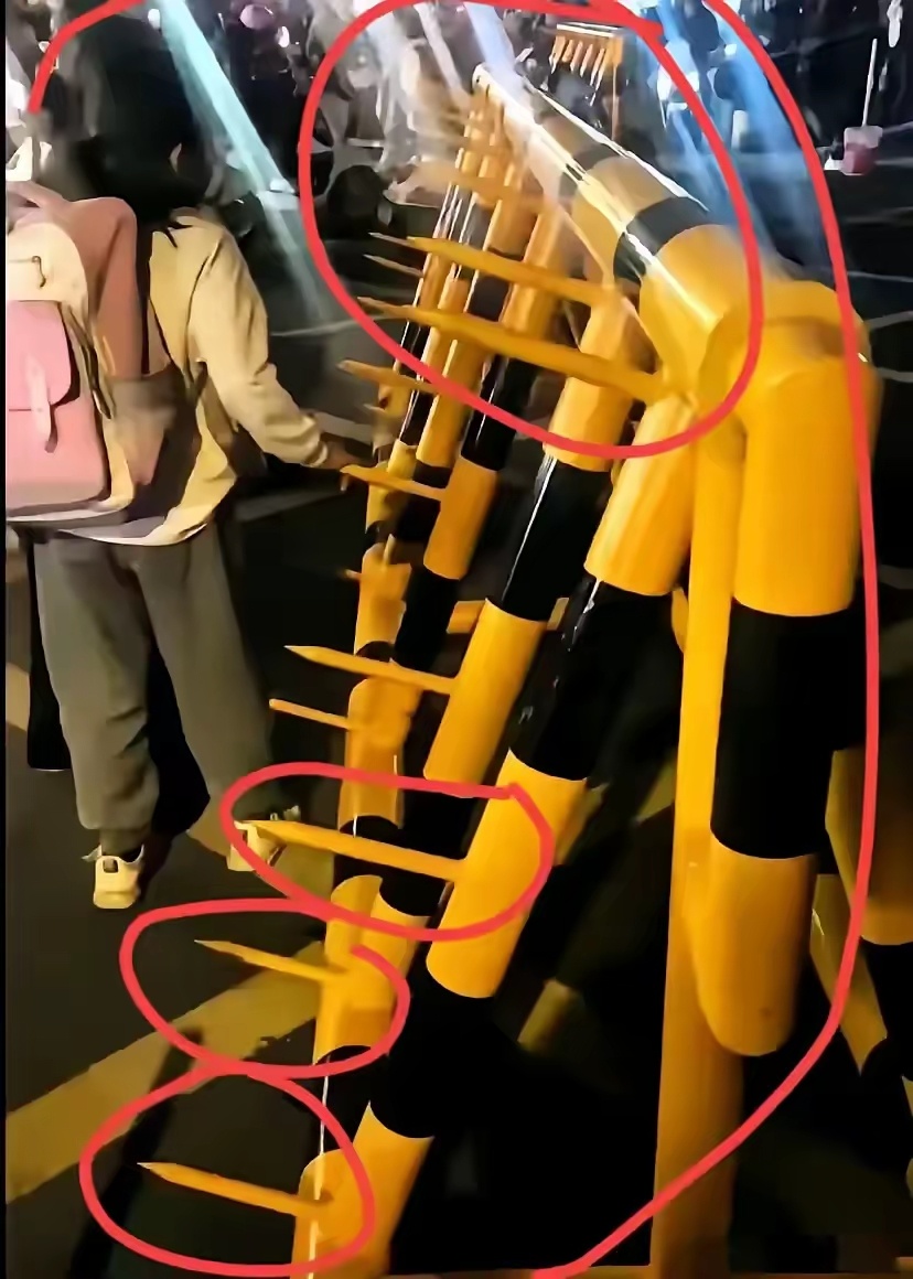 学校门口放尖锐格挡，这是那个大聪明想出来的招式，小孩子天生好动不听话，随便碰一下