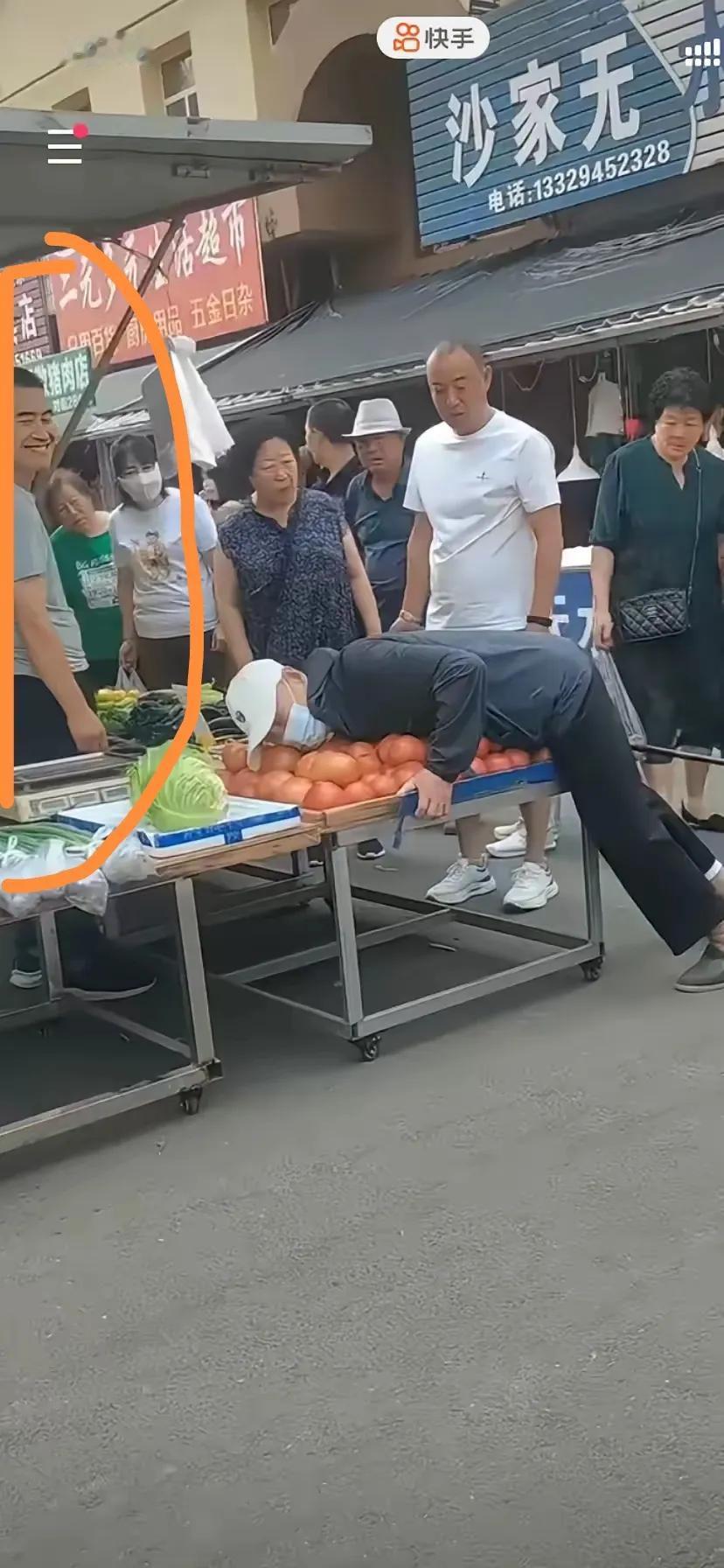 不知道王浩法官倒地了有没有人扶
但又看到一老人突发病倒在卖菜摊上（像是西红柿🍅
