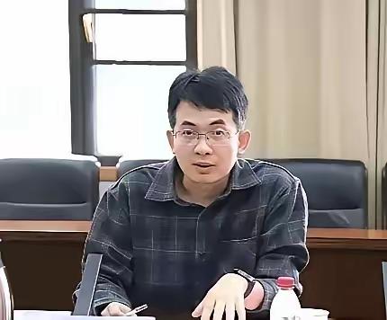 现在全网最坐不住的人，就是安徽大学了
花了大力气挖来的副校长，才一年多就被亲女儿