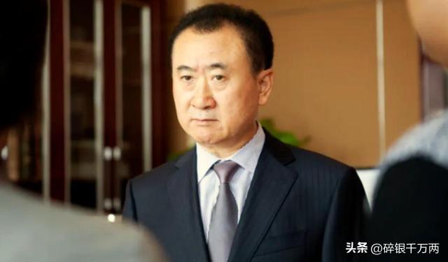 72岁的王健林，瘦成纸片人了。

从“首富”到“负翁”，他到底经历了什么？
他身