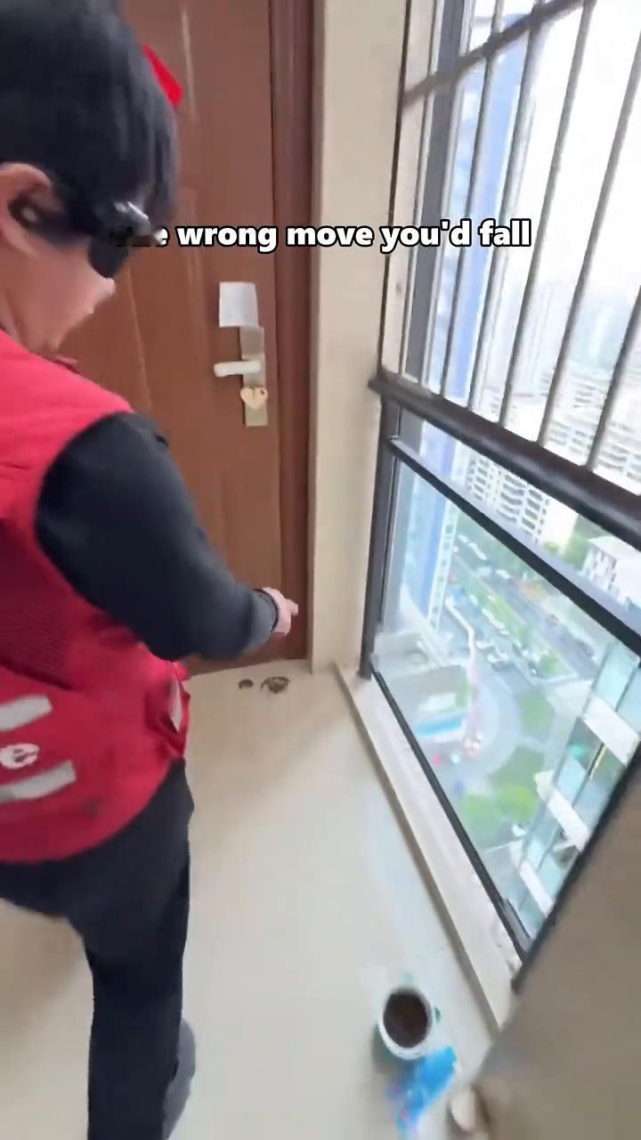 Twenty-six floors high，trapped on a narr