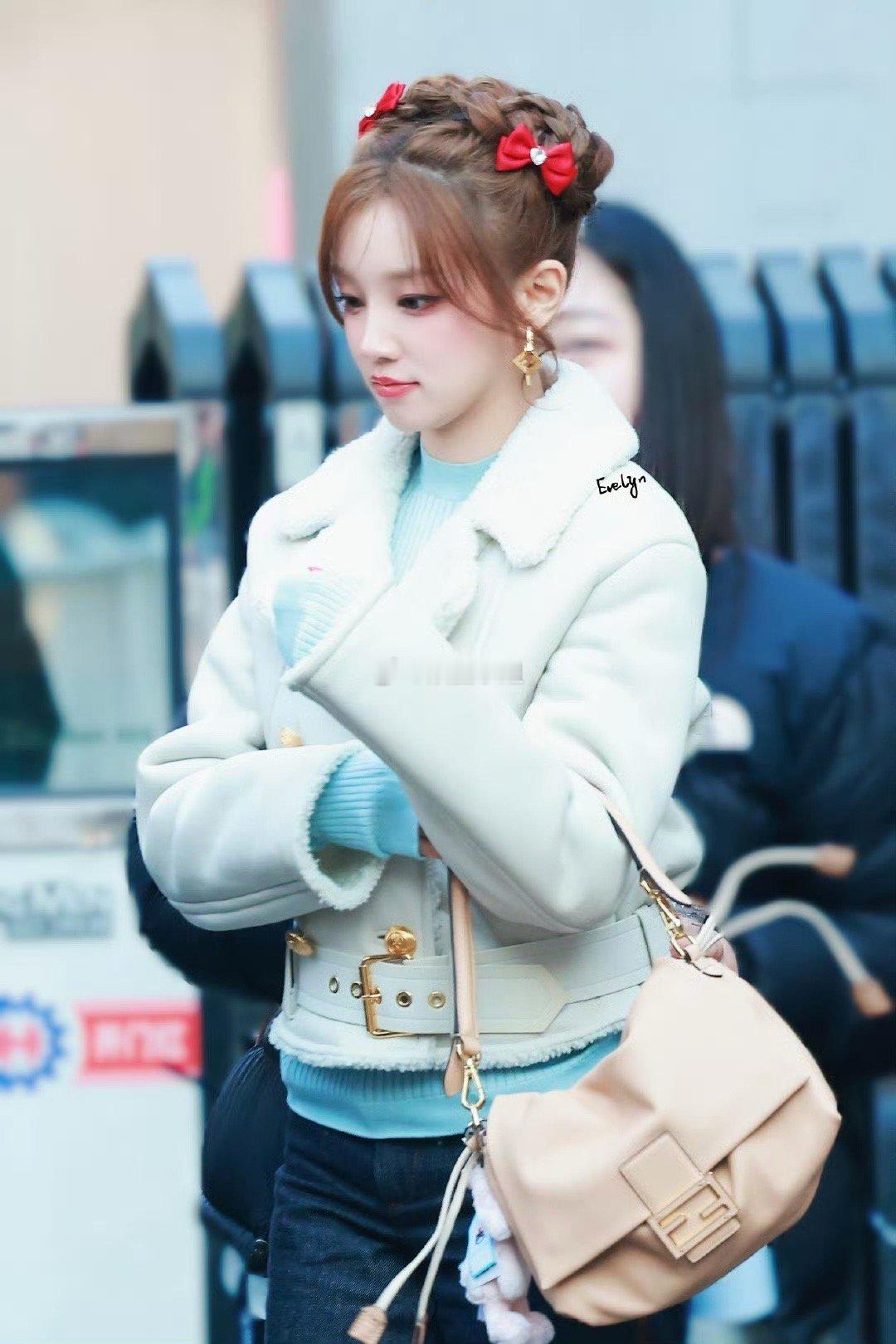 宋雨琦春晚彩排蝴蝶结公主头 这是抓到了一个可爱的年画娃娃嘛！太可爱太喜庆了，春晚