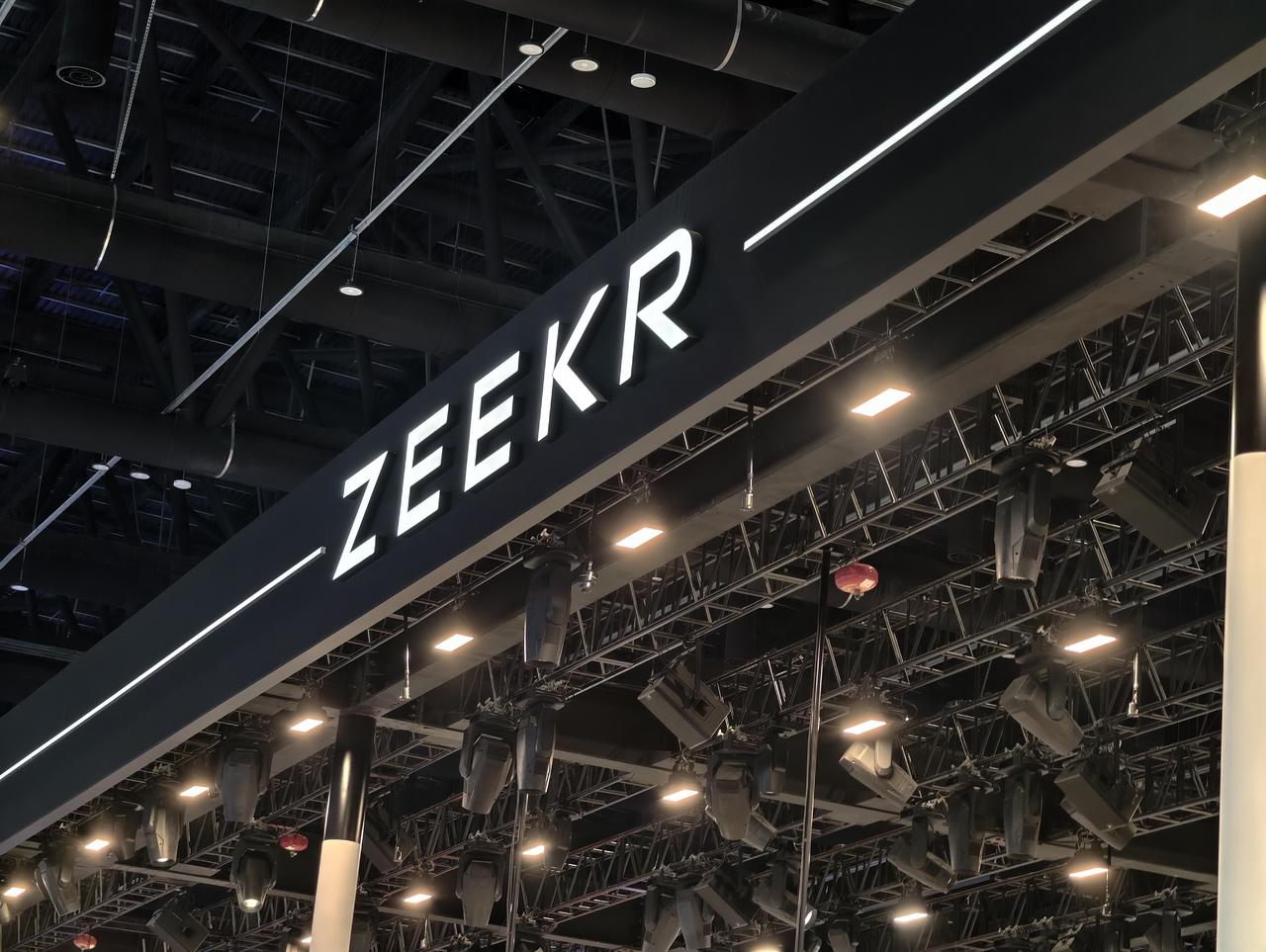 焕新极氪009今天在北京车展开启预售，这次咱们重点看七座版座舱。二排换上了双零重