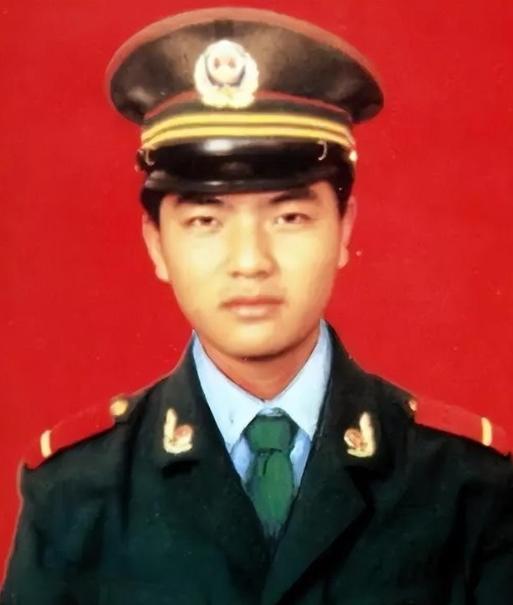 1992年，一武警战士押送四名不法分子回中队，突然，一个歹徒冲上来死死的抱住了武