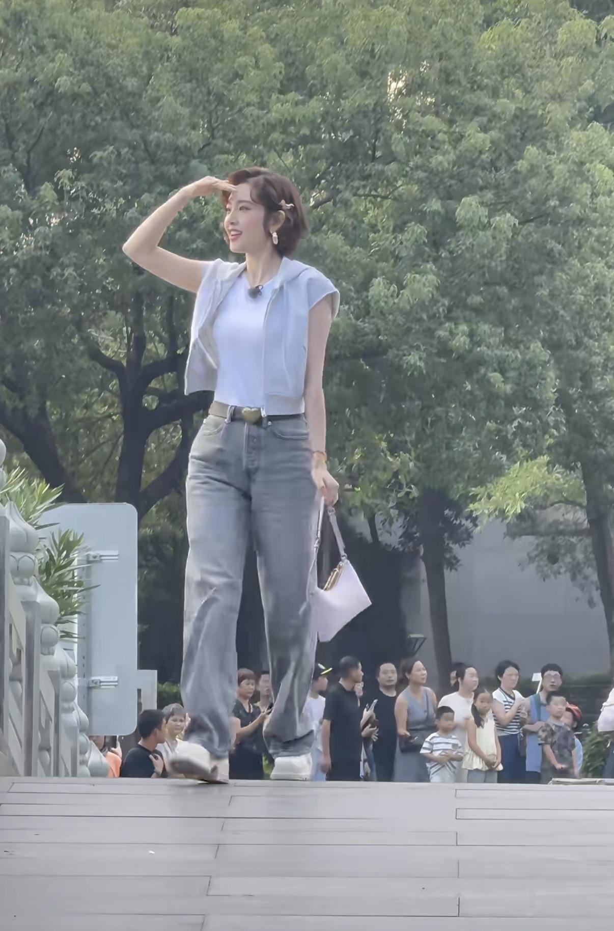 唐艺昕线下拍摄综艺节目，一出场就是甜妹出场，感觉她和毛晓彤的感觉有点像，笑起来很