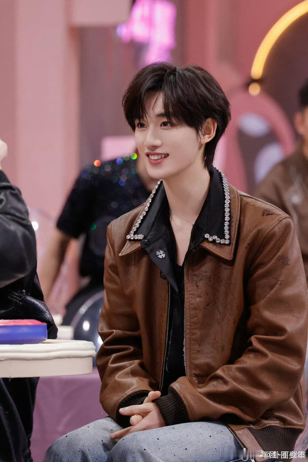 丁程鑫hi6棕色皮衣look  丁程鑫hi6棕色皮衣look，期待丁程鑫的精彩表