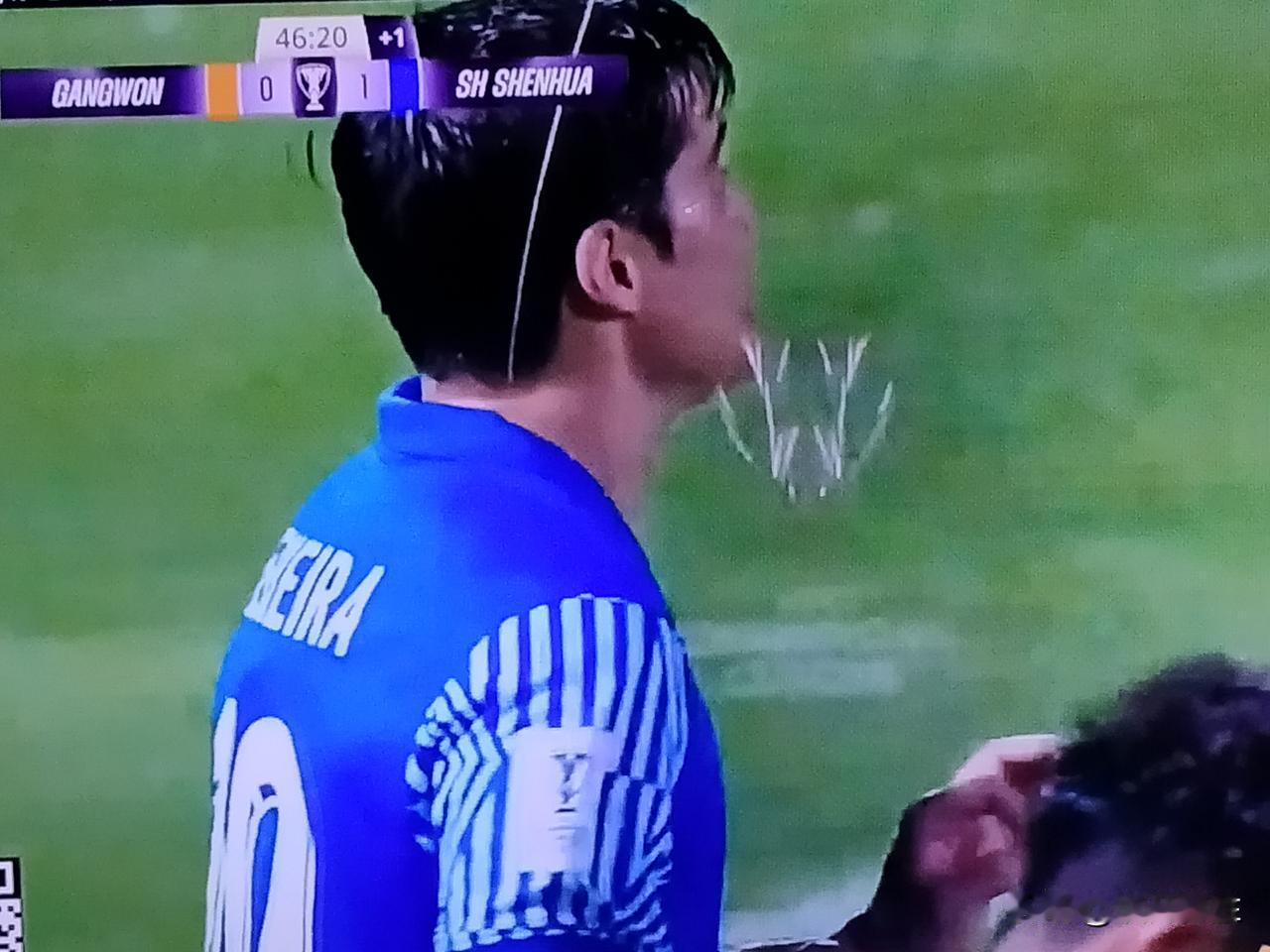 亚冠上海申花客战韩国江原FC，上半场补时阶段，特谢拉一脚吊射破门，上海申花1：0