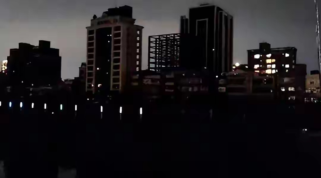 台中突然大规模停电今晚注定是个不眠之夜！我们这边是兴奋的！而台湾那边是紧张的！因