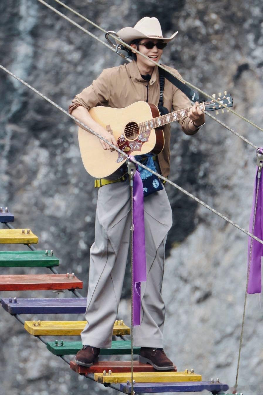 内娱胆大赛道又添一员猛将 于适高空吊桥弹唱这段，我是“人在前面看，魂在后面颤”，