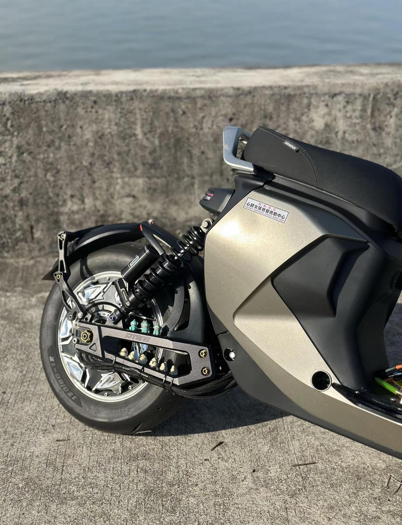 今年的十二月冷了很多 我裹了裹去年的旧外套 像是旧的拥抱