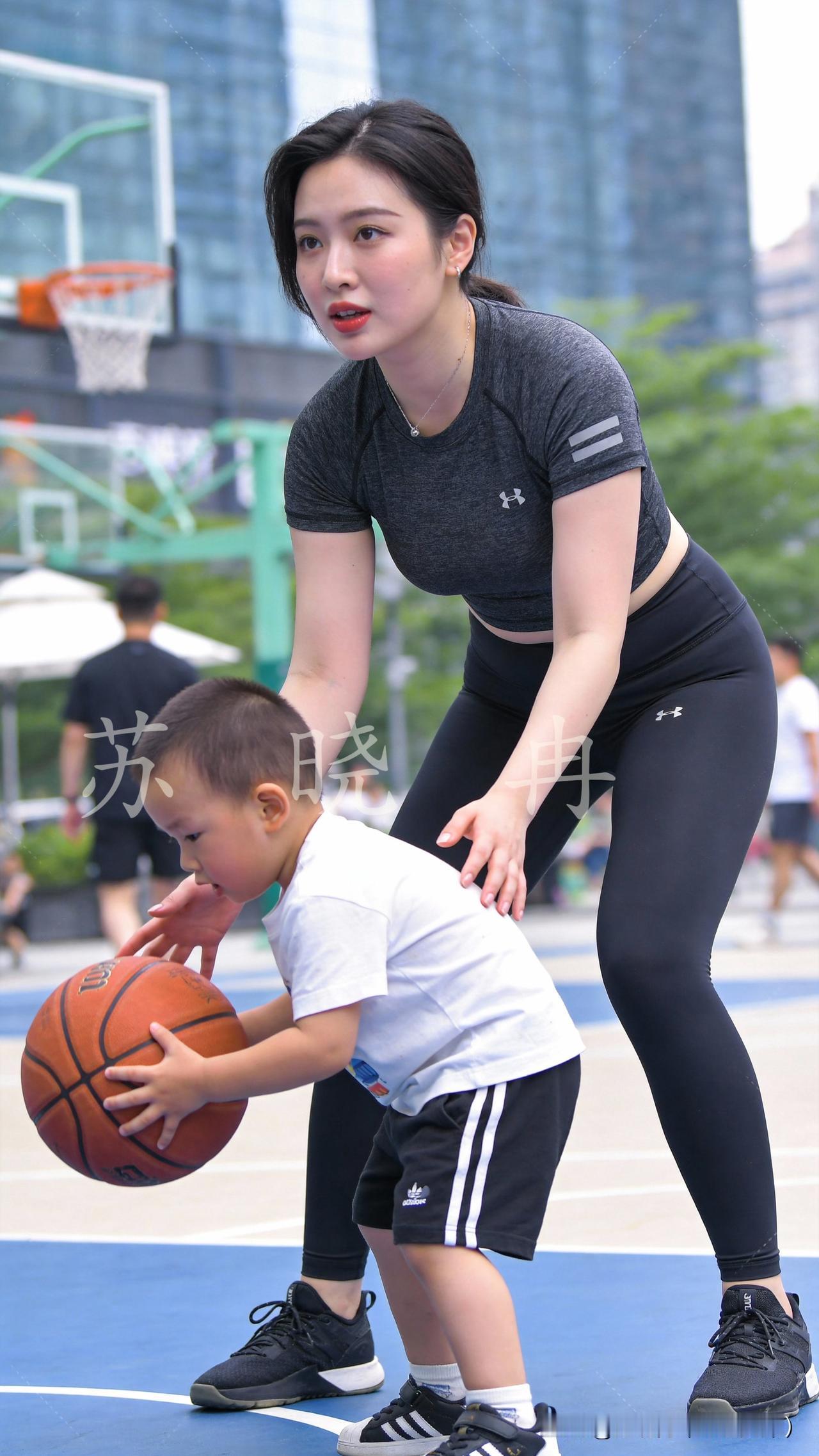 都市的球场边，妈妈日复一日带着孩子奔跑、欢笑，汗水与爱意交织成温暖的亲子画卷。爸