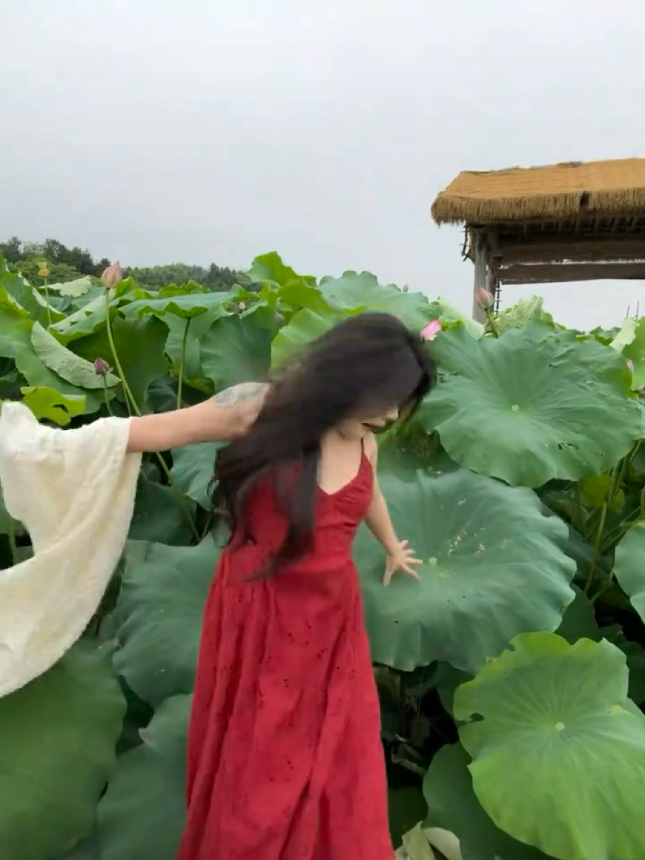 出大片的女子 