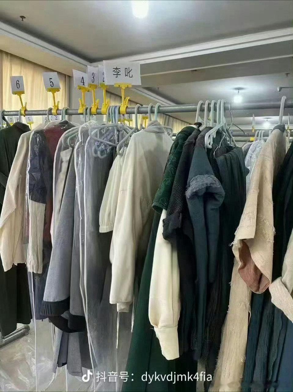 粉丝发的说是不让江山剧组给杨洋准备的服装 