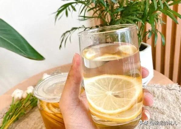 跟你们说一个开心的方法哈，
不开心的时候喝一杯蜂蜜水，
不必要太甜，
中甜就行，