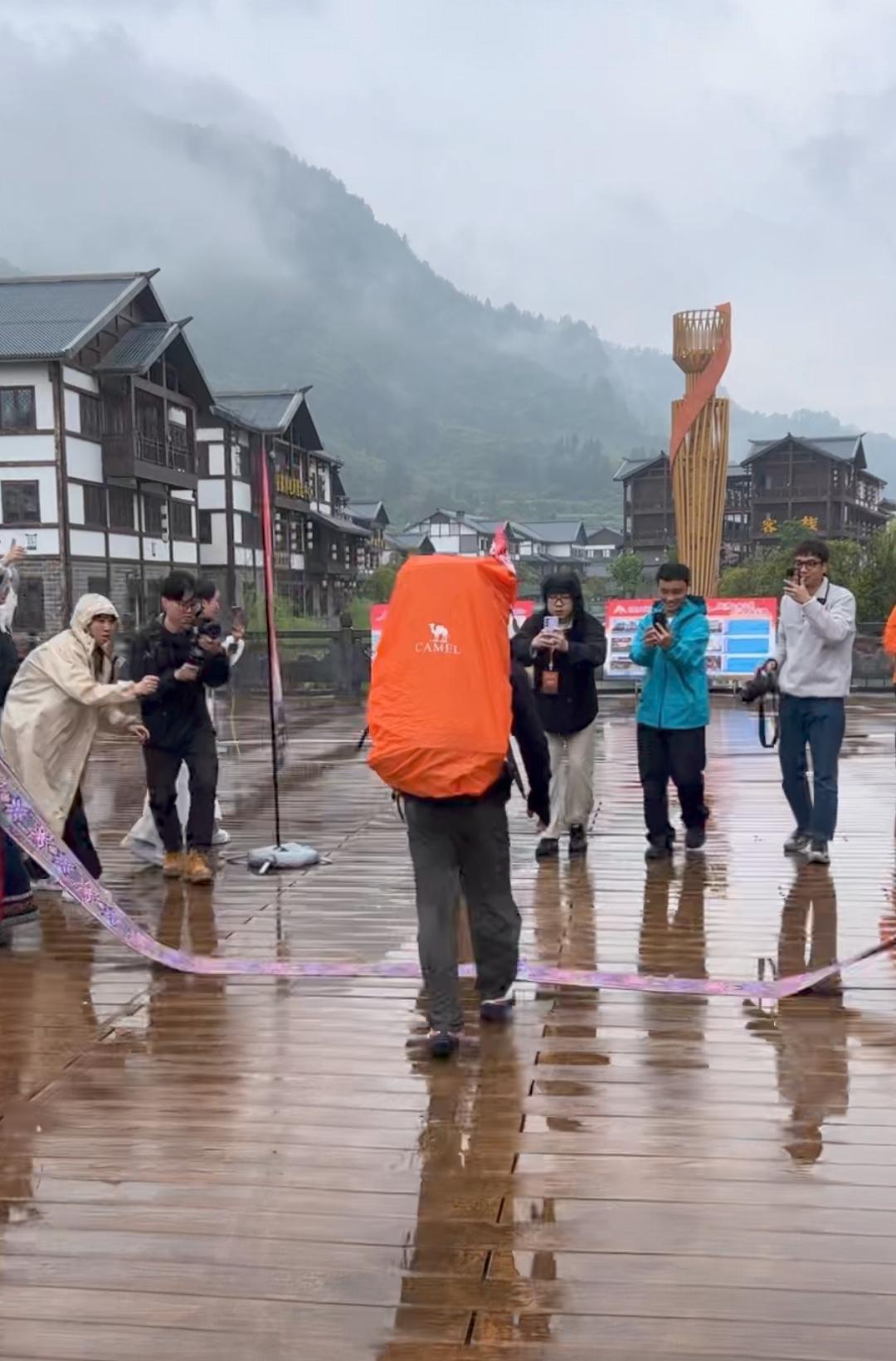 荒野七星山骆驼杯第三届大约有25女110男参加比赛，比赛一共40天，每天需要徒步