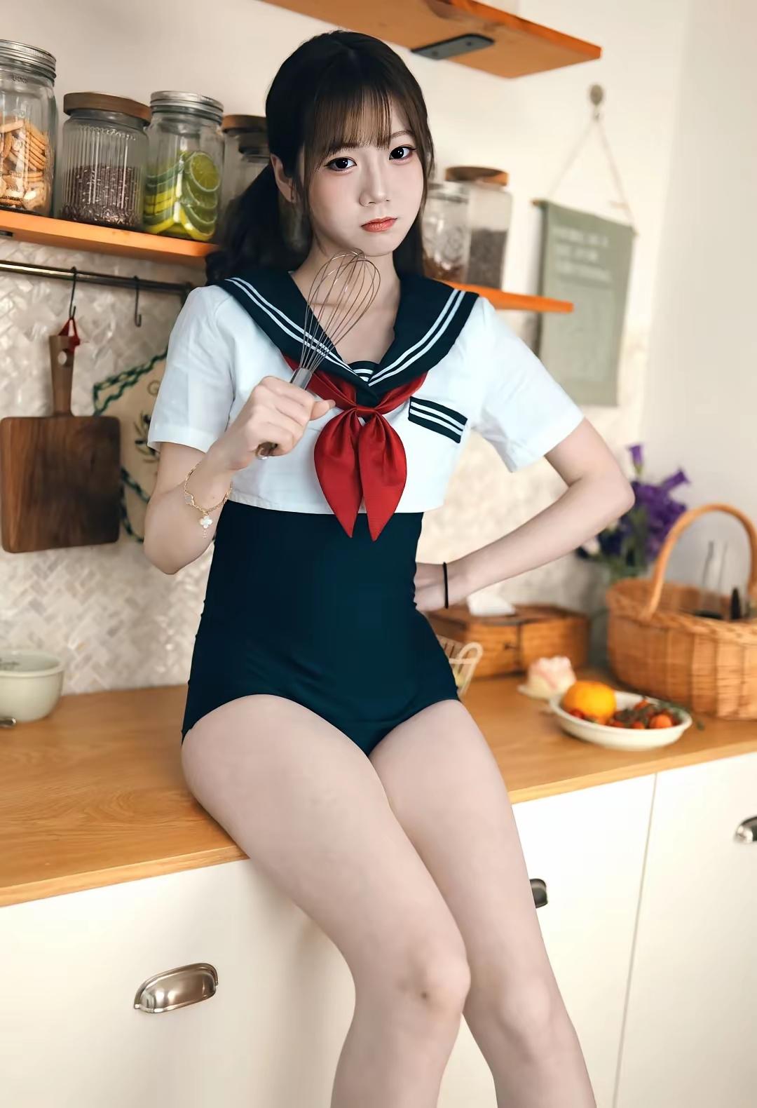 可爱水手服少女在厨房的甜蜜瞬间🍃💕