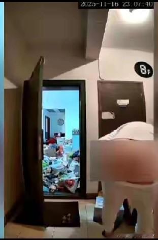 上海浦东一小区惊现奇葩事，51岁罗先生每天穿着裤子却露着臀部在楼道活动，邻居朱女