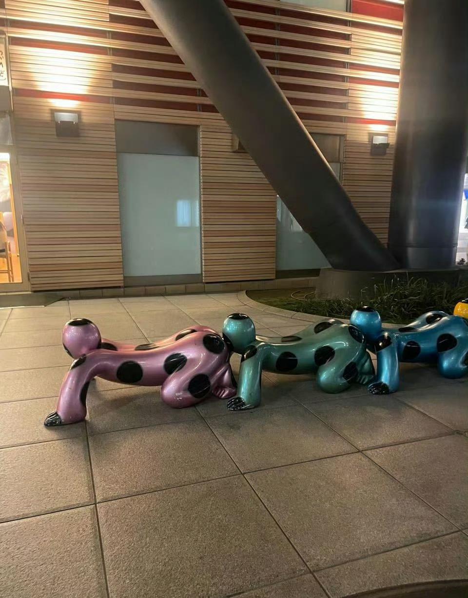 好诡异的雕塑啊
看着就很不舒服
不知道是什么人设计的