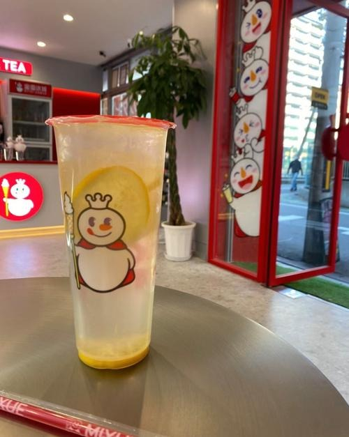 蜜雪冰城柠檬水有籽被投诉不是，4块钱的柠檬水都得投诉有籽，平时吃饭得多讲究啊[允