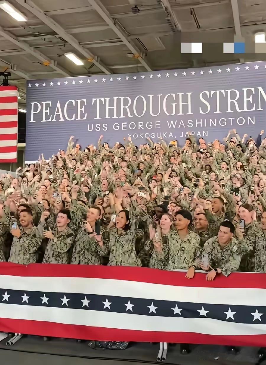 美军一个个的举着手机狂拍，一点组织纪律性没有，没有当兵的样子，首先手机可以暴露一