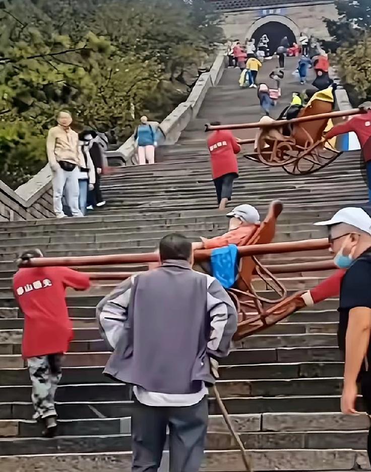 有钱没钱不一样。有钱人坐轿子，没钱人抬轿子。看了这幅图，我会想到在十多年前，我到